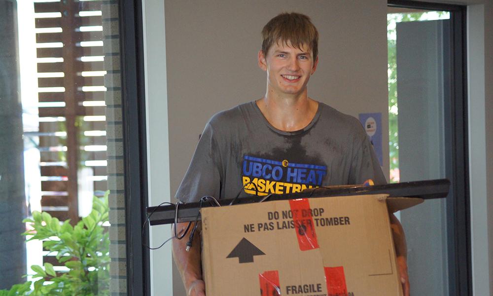 UBCO Heat basketball athlete helping students during Move In Day