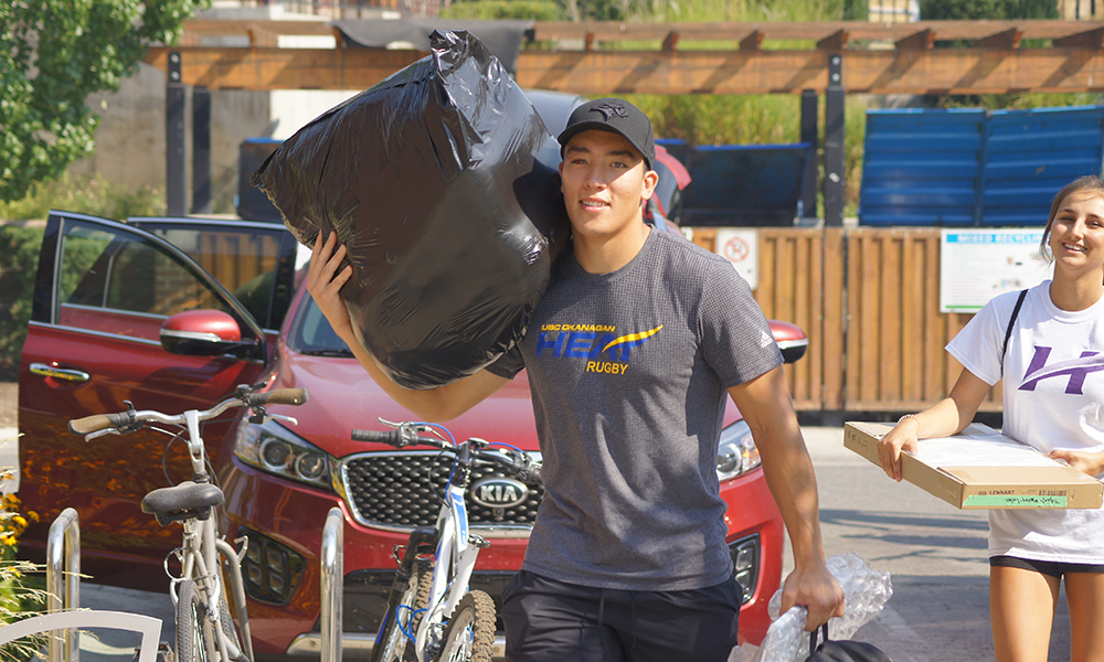 UBCO Heat rugby athlete helping on Move In Day