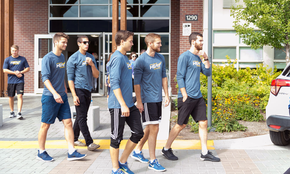 UBCO Heat athletes helping students on UBC Move In Day