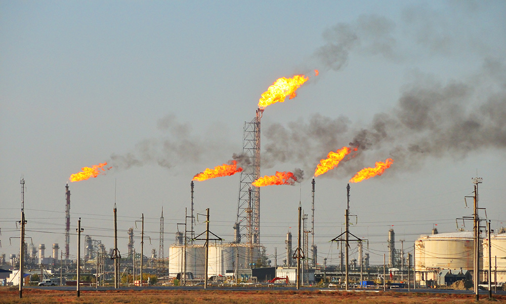 A photo of an oil refinery. 